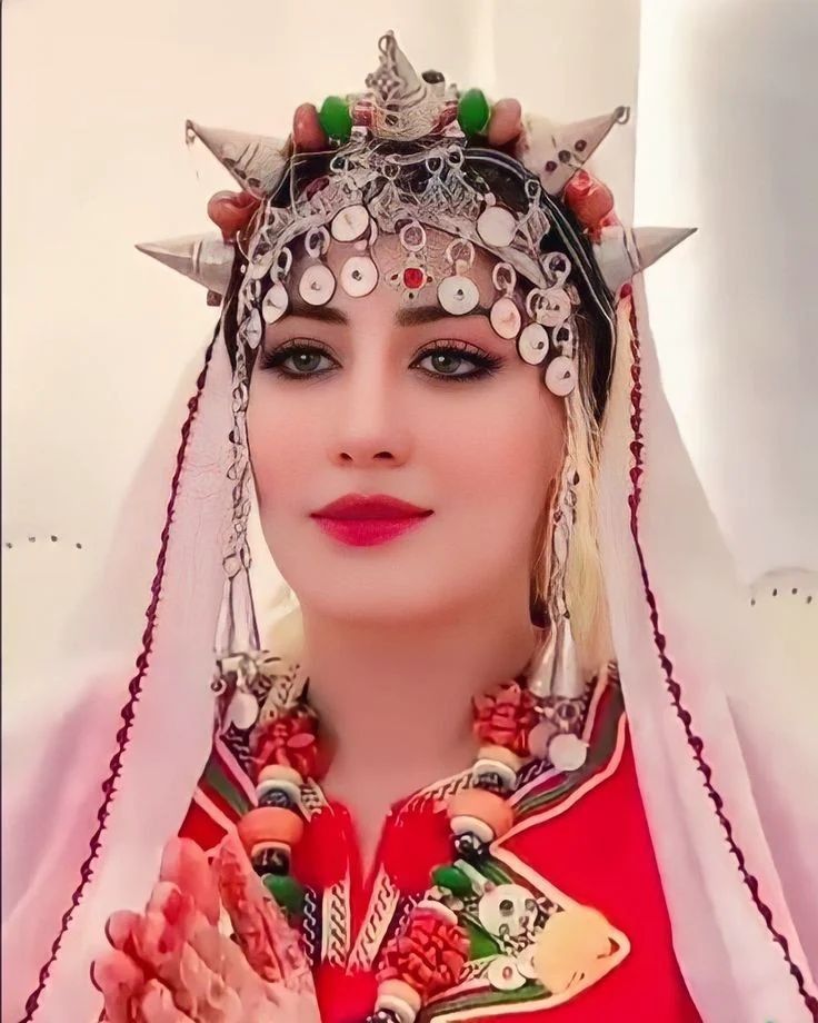 Amazigh Woman - Portret van een inspirerende vrouw die zelfverzekerd glimlacht, met een krachtige uitstraling en stijlvolle kleding.